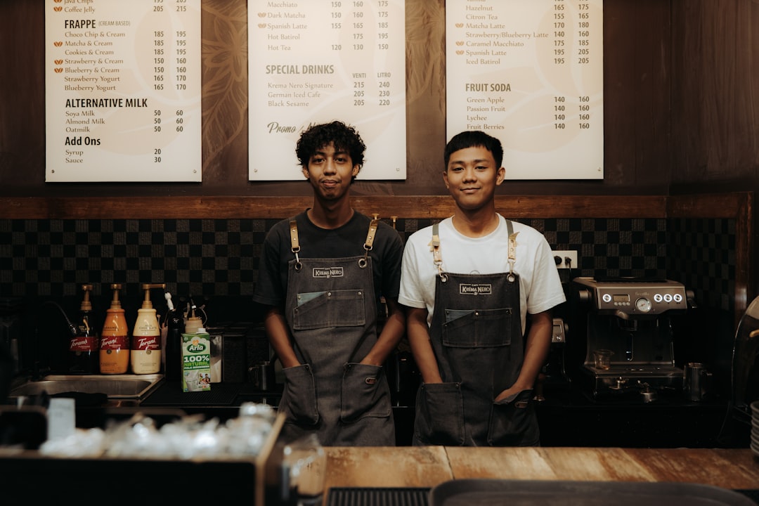 カフェで接客する店員
